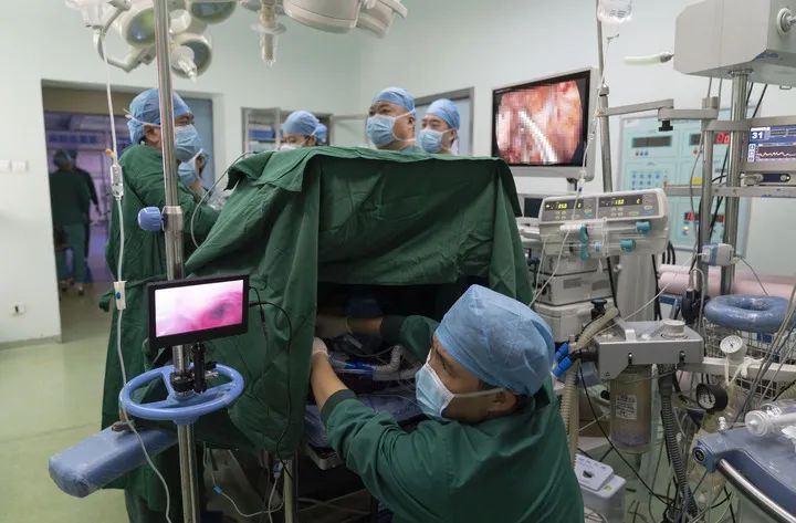 北京协和医院与北京市第六医院的医护人员进行团队协作，开展荧光腔镜精准肺段手术。新华社记者 才扬 摄