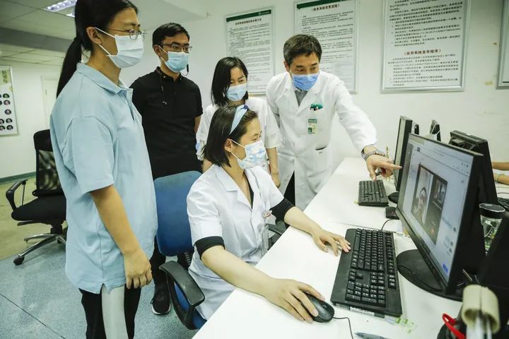 北京协和医院信息管理处互联网诊疗开发组工程师在巡检系统运行情况（2020年5月25日摄）。新华社记者 张玉薇 摄
