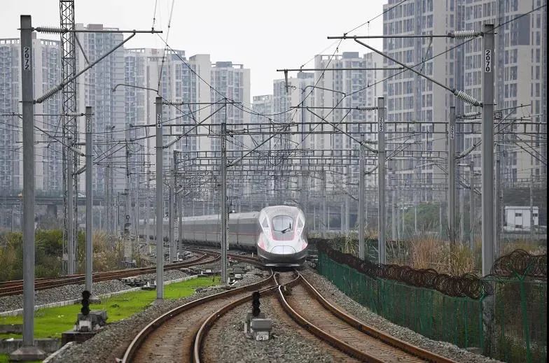 一列复兴号高铁从重庆驶出（资料图） 邹乐 摄