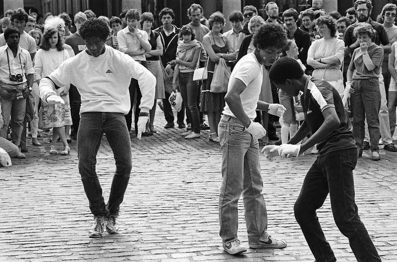 上世纪80年代，英国男孩在街头练习霹雳舞。