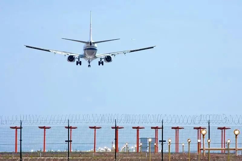 飞机起降  图：重庆江北国际机场