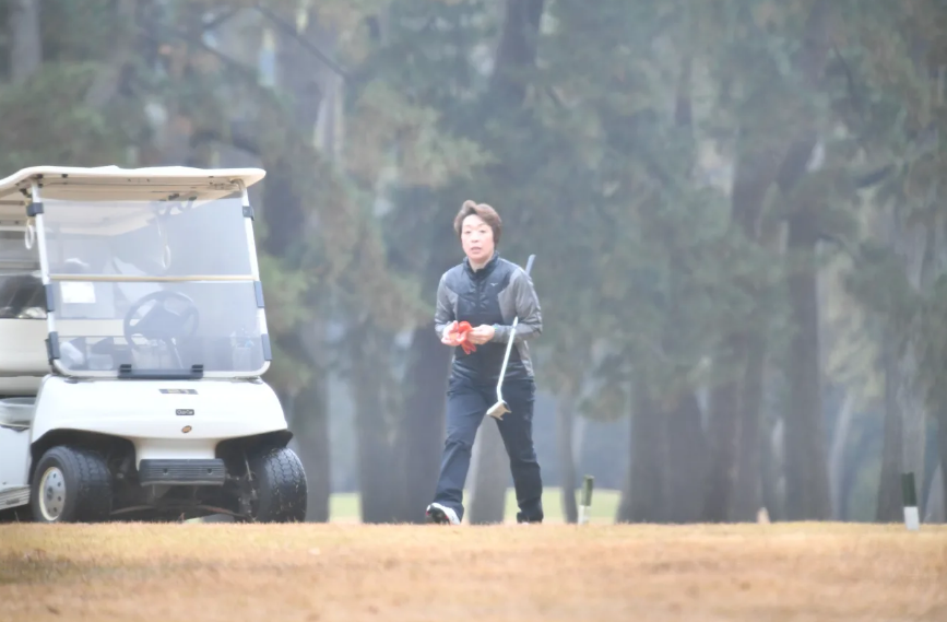 《FRIDAY》称，桥本圣子25日在神奈川县一高尔夫球场与中国驻日大使打高尔夫球。图为桥本圣子