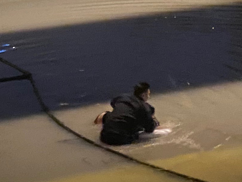 吴兴区公安分局龙泉派出所接到群众报警称,在辖区一河边有男子跳河
