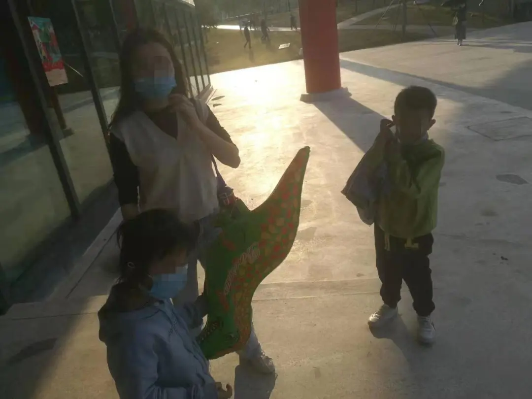 看好孩子!8岁男孩横穿马路被撞伤,行车记录仪拍下全过程!休闲区蓝鸢梦想 - Www.slyday.coM 看好孩子!8岁男孩横穿马路被撞伤,行车记录仪拍下全过程!休闲区蓝鸢梦想 - Www.slyday.coM