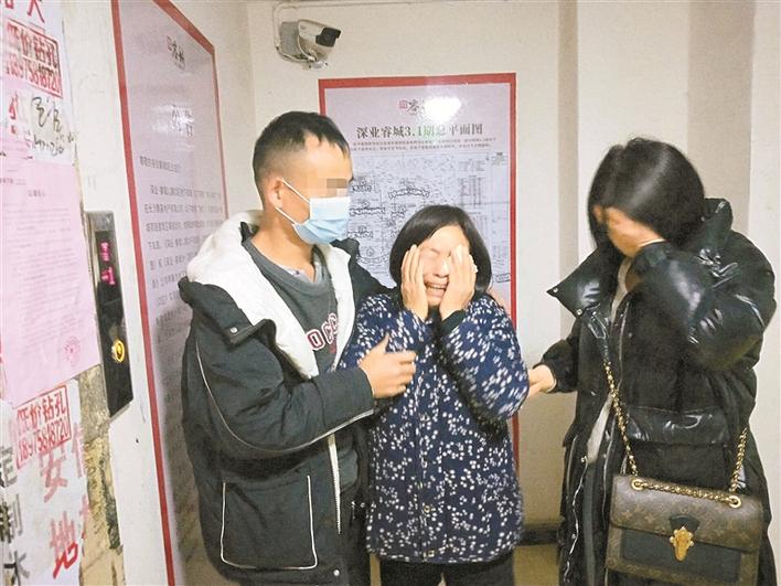 刚见到季进,母亲哭得泣不成声。