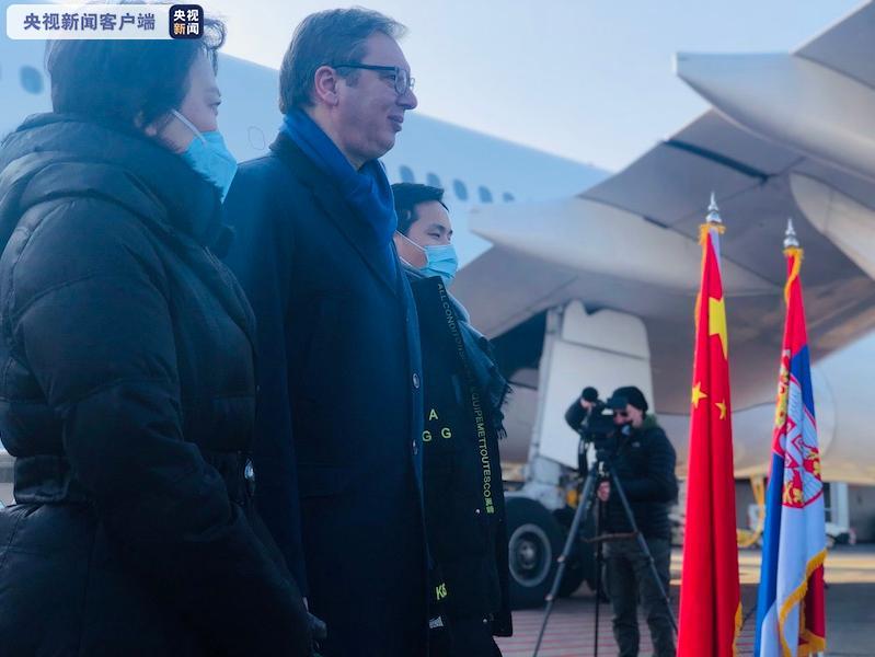 武契奇在贝尔格莱德机场 图源:央视新闻客户端