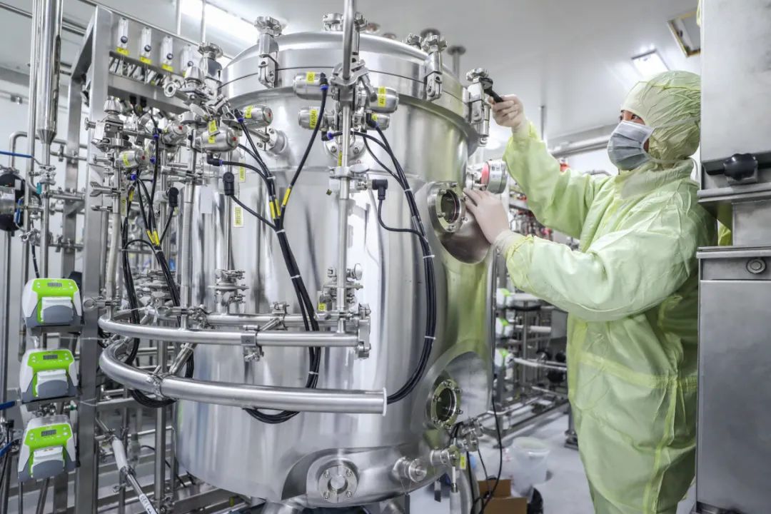 工作人员在国药集团中国生物新冠疫苗生产基地新冠疫苗生产车间内调试设备。(2020年4月10日摄)记者 张玉薇 摄