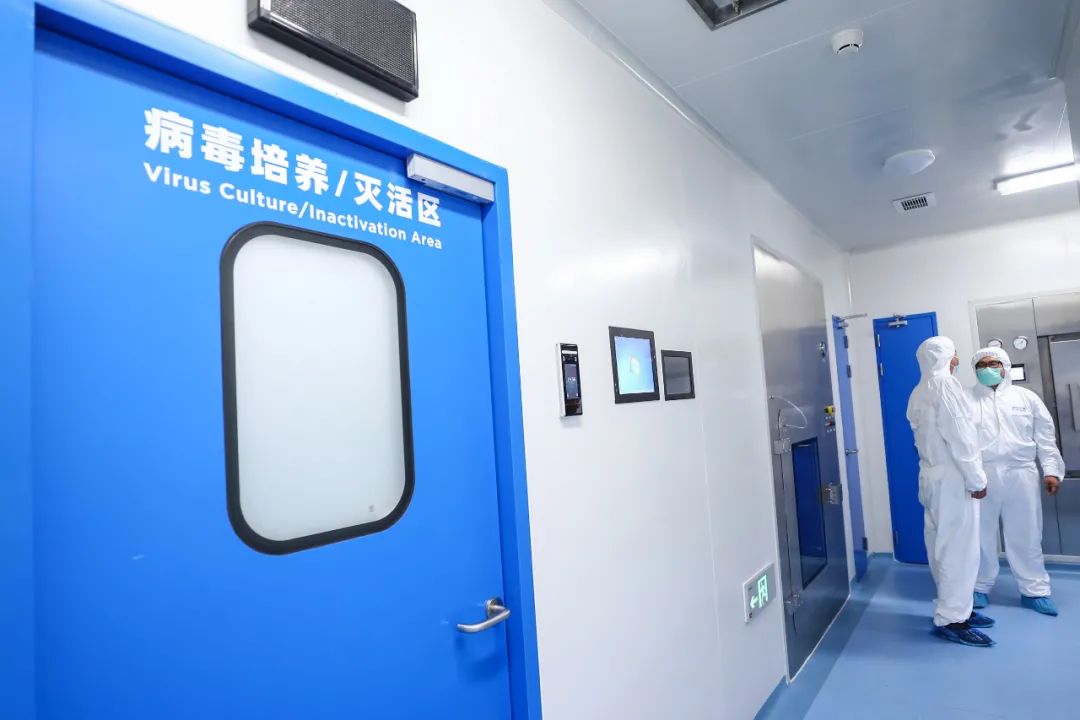 工作人员在国药集团中国生物新冠疫苗生产基地新型冠状病毒灭活疫苗生产车间内调试设备。(2020年4月10日摄)记者 张玉薇 摄