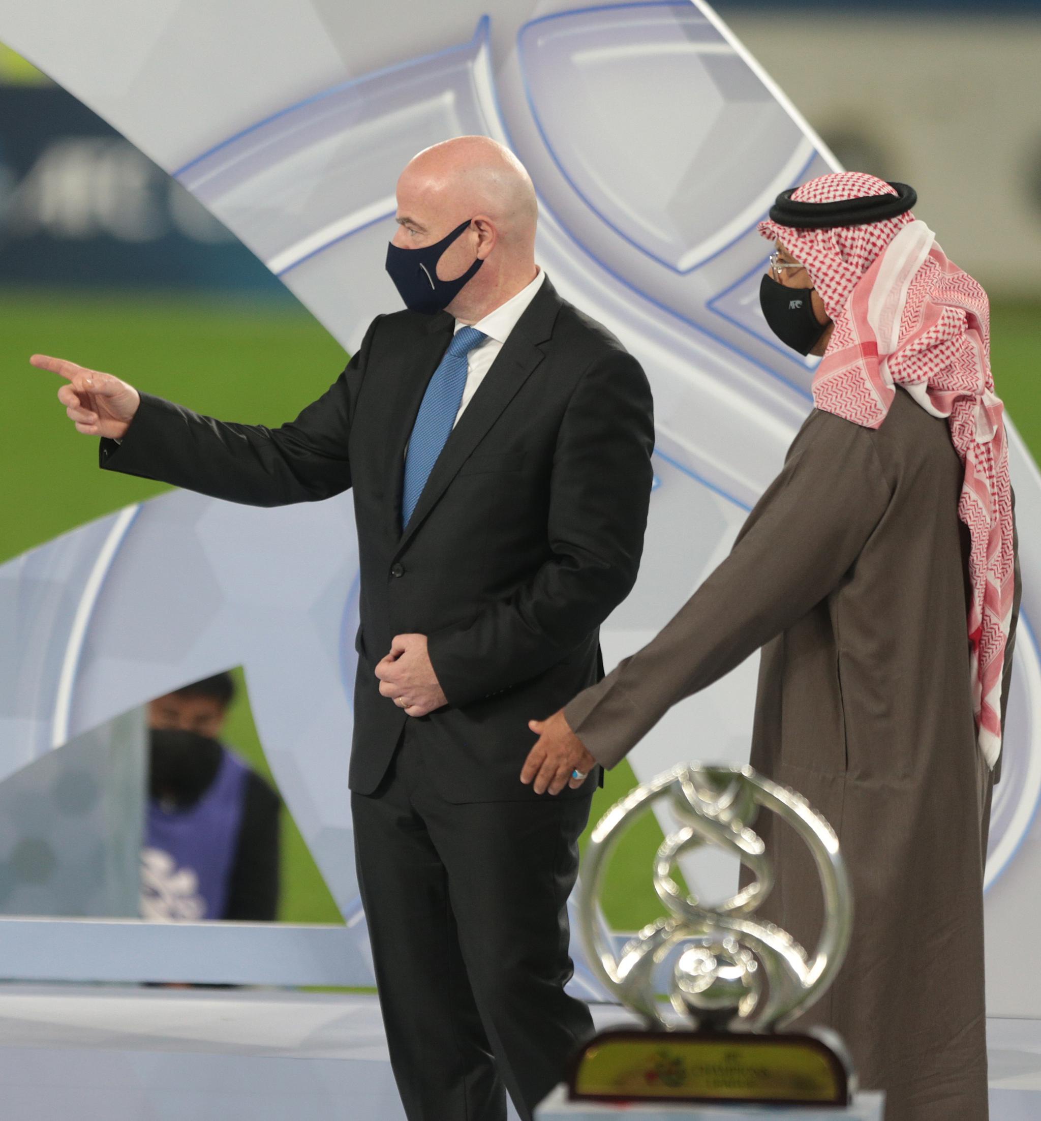 亚冠颁奖典礼，国际足联主席因凡蒂诺（左）出席。