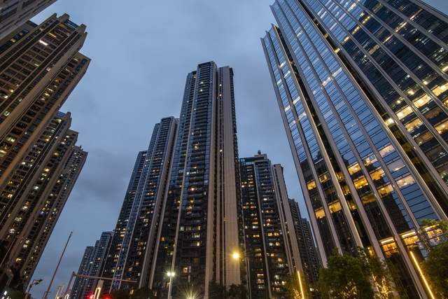 在深圳,上海房价疯涨之际,楼市看起来相对平稳的北京楼市却释放出趋