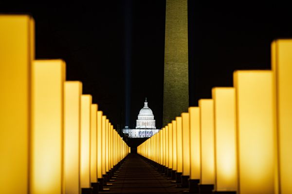 当地时间2021年1月19日,美国华盛顿特区举行点灯仪式,纪念在新冠病毒大流行中丧生的40万美国人。(人民视觉)
