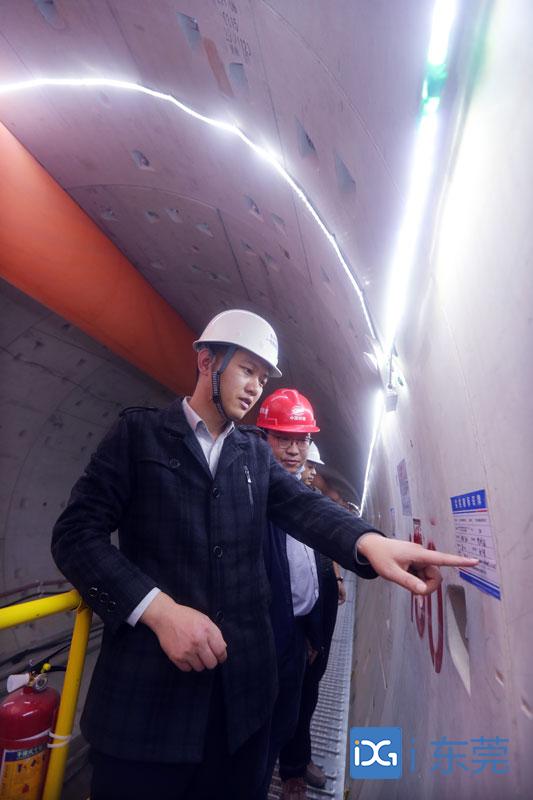 正在隧道中检查安全措施现场检查从不落下作为轨道一号线建设的工程师