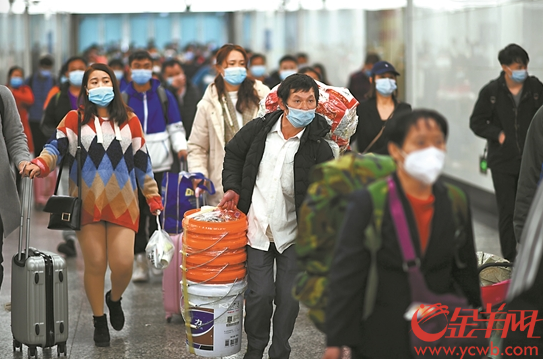 1月28日,广州火车站,旅客们提着大包小包走向回家的列车 羊城晚报记者 林桂炎 摄