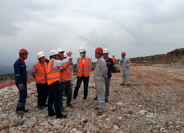 许多中国建材公司被中央环境保护监督小组任命为在矿山上穿“迷彩服”的公司