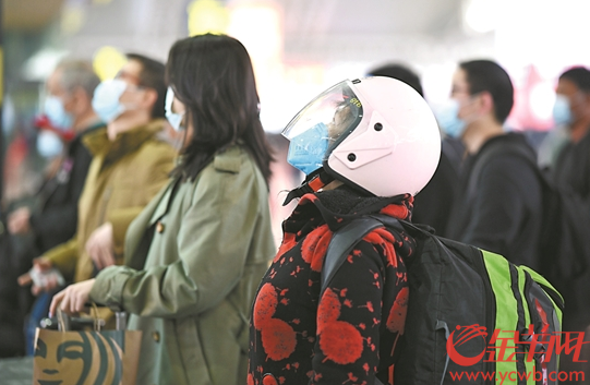 1月28日,广州南站,旅客在看车次信息 羊城晚报记者 宋金峪 摄