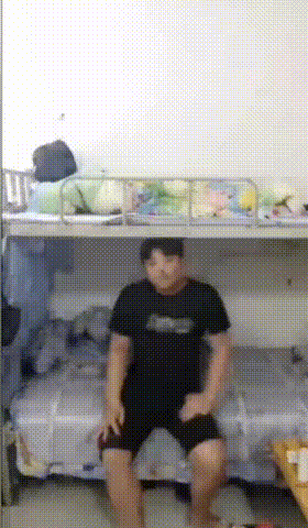 搞笑gif趣图:新娘子,用碗喝酒我见过,像你这样用脸盆喝酒我还是第一次