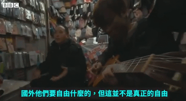 BBC武汉街头采访 视频截图GIF