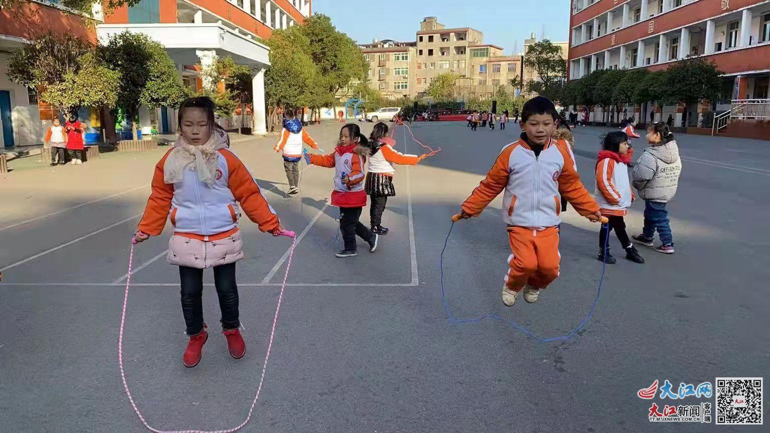可爱的快乐的孩子玩跳跳绳在公园 高清摄影大图-千库网