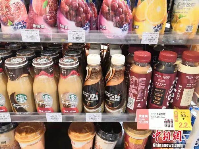北京一家超市里，有咖啡品牌正在促销。中新网  彭婧如 摄