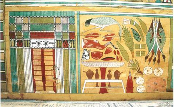 图3 管家和首席医师塞尼（Seni）的外棺的内部，死者左躺面对假门，还有一系列供品，发现于贝尔沙（Bersha），12王朝。