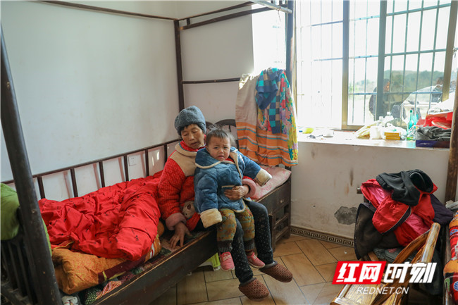 暖心!学生无故缺勤,细心老师破门而入救下一家四口休闲区蓝鸢梦想 - Www.slyday.coM 暖心!学生无故缺勤,细心老师破门而入救下一家四口休闲区蓝鸢梦想 - Www.slyday.coM