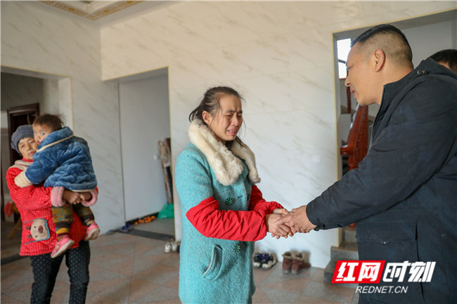 暖心!学生无故缺勤,细心老师破门而入救下一家四口休闲区蓝鸢梦想 - Www.slyday.coM 暖心!学生无故缺勤,细心老师破门而入救下一家四口休闲区蓝鸢梦想 - Www.slyday.coM