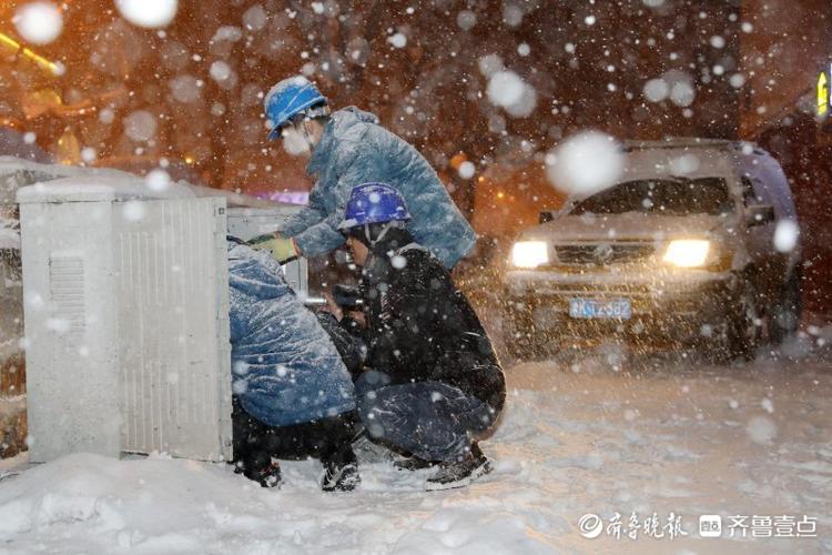 （国网威海供电公司工作人员顶风冒雪连夜开展电力抢修 刘中华 摄）