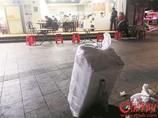广州天河区科韵路某快餐店门外堆起使用后的一次性发泡塑料餐盒