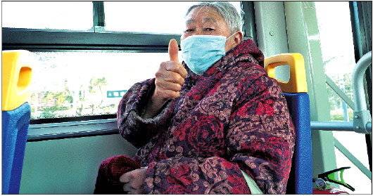◥平邑县一位老人乘坐免费公交出行。