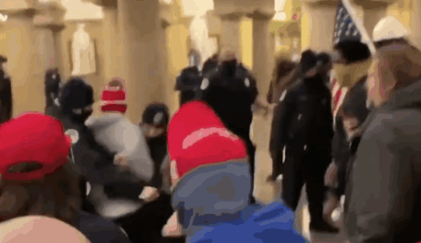 美媒：昨日本应是美国民主的典礼 却成了美国的