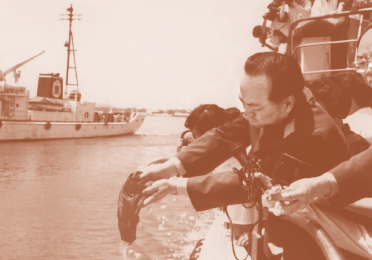 ▲1992年7月18日，在天津“新海河”号轮船上，高振普撒邓颖超骨灰