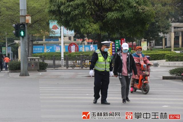 庞金盛护送中年妇女过马路.