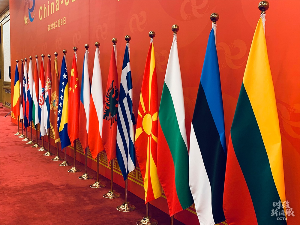 △现场摆放18面与会国国旗(总台央视记者范一鸣拍摄)