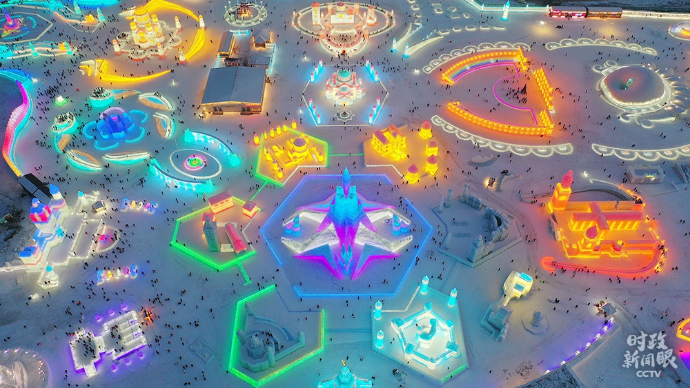 △哈尔滨冰雪大天下打造了中东欧17国主题城堡园区,夜景璀璨,如梦似幻。