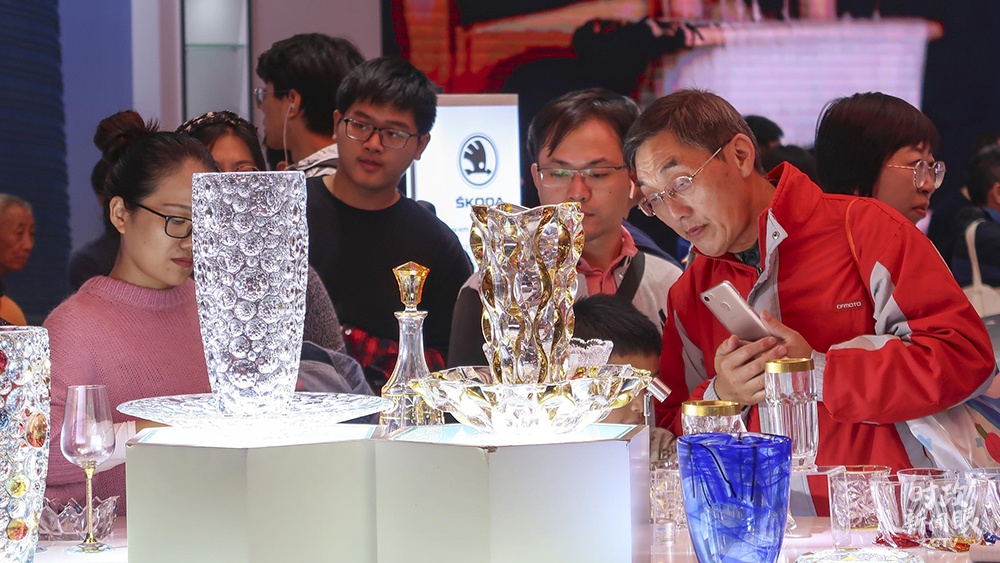 △捷克共和国已一连三届参展进博会,手工镌刻、打磨的水晶工艺品成为捷克最受迎接的旅游怀念品和出口商品。