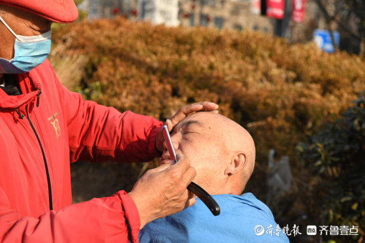 街头理发师给您刮刮脸理理发清爽过大年