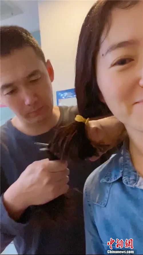 昂格丽玛的丈夫给她剪头发.受访人供图