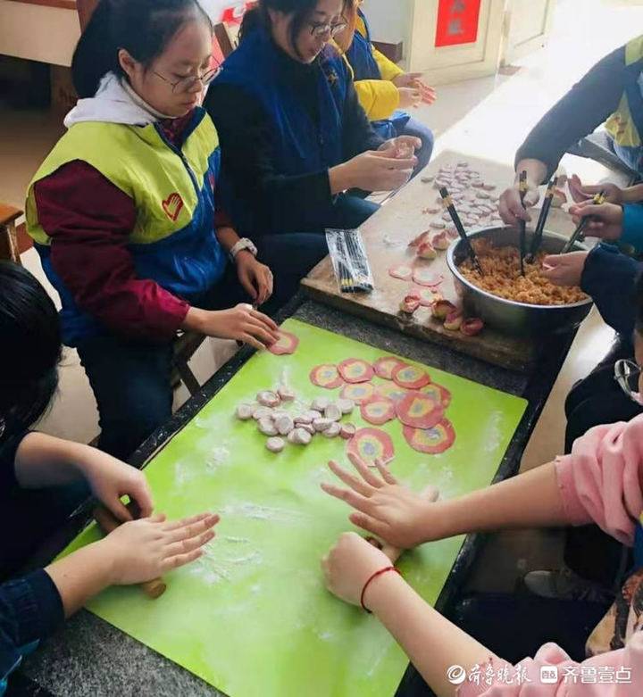 老吾老以及人之老,一千余名大学生志愿者为空巢老人送新春祝福休闲区蓝鸢梦想 - Www.slyday.coM 老吾老以及人之老,一千余名大学生志愿者为空巢老人送新春祝福休闲区蓝鸢梦想 - Www.slyday.coM