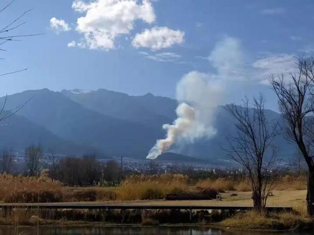 大理突发森林火灾!近千人参与扑救,出动直升机……休闲区蓝鸢梦想 - Www.slyday.coM 大理突发森林火灾!近千人参与扑救,出动直升机……休闲区蓝鸢梦想 - Www.slyday.coM