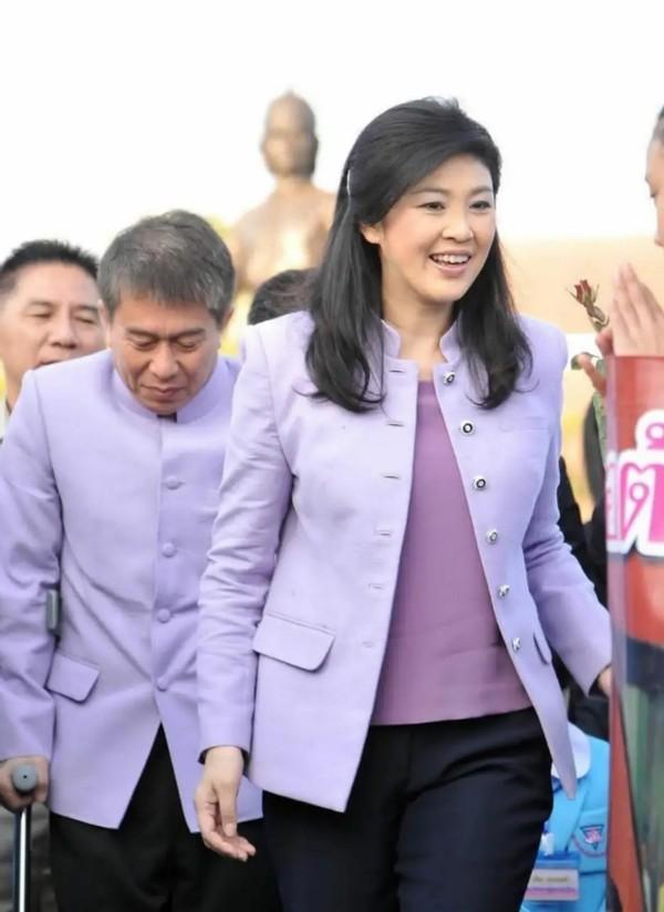 泰国前美女总理晒照53岁英拉穿唐装时髦大气戴金手镯像富婆