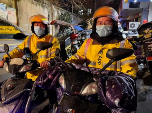 这对父子很有想法!月薪过万厨师辞职在温州送外卖,学设计的儿子陪着一起“疯”休闲区蓝鸢梦想 - Www.slyday.coM 这对父子很有想法!月薪过万厨师辞职在温州送外卖,学设计的儿子陪着一起“疯”休闲区蓝鸢梦想 - Www.slyday.coM