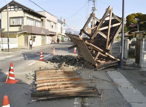 外媒:日本7.3级地震后 福岛核电站有水溢出