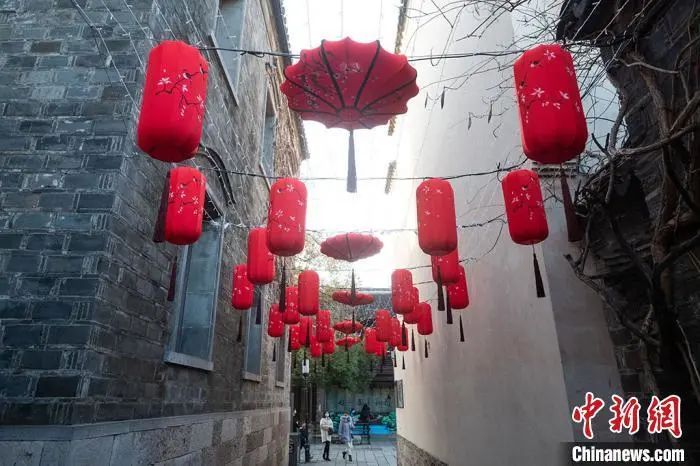 资料图:随着农历牛年将至,南京街头张灯结彩,各种造型的花灯彩灯齐亮相,喜气洋洋迎新春。大红灯笼高高挂起来。泱波 摄