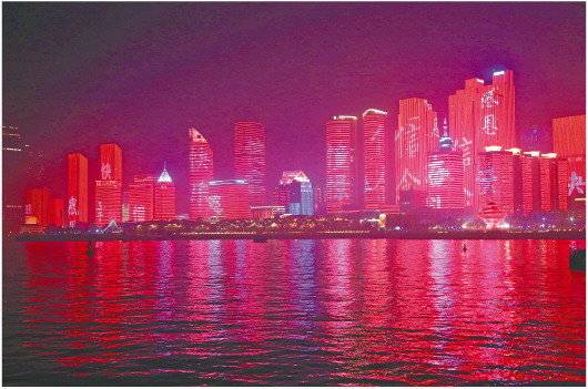 春節前夕,山東建筑夜景燈光秀繽紛上演,共同點亮春節夜空。圖為2月11日晚,青島前海景區春節燈光秀表演。