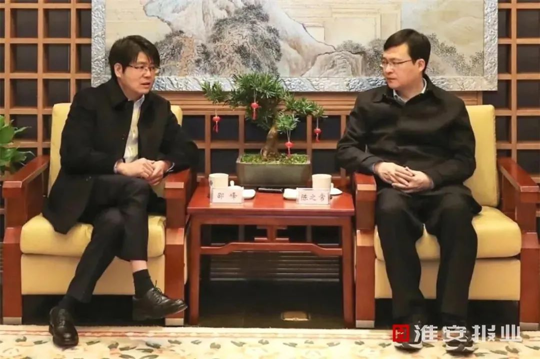陈之常(右)会见邵峰