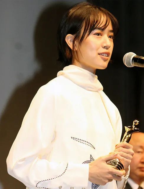 出道仅三年获评影后 石桥静河未来发展备受期待