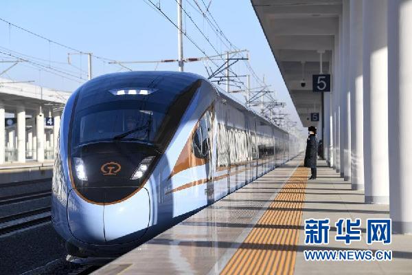 由银川开往西安北的列车驶过吴忠站