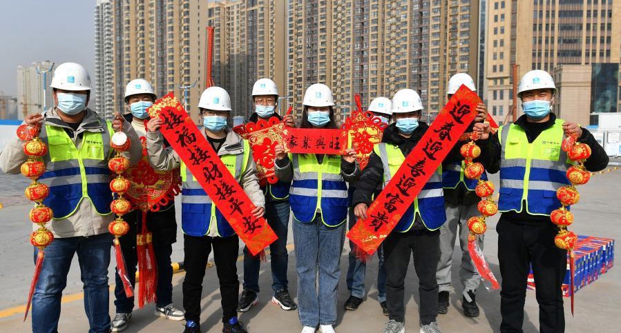 央视在线评论：尊重并理解那些合理地返回家园的人，并对当场庆祝新年的人们表示感谢。  Epidemic_Sina Finance_Sina.com
