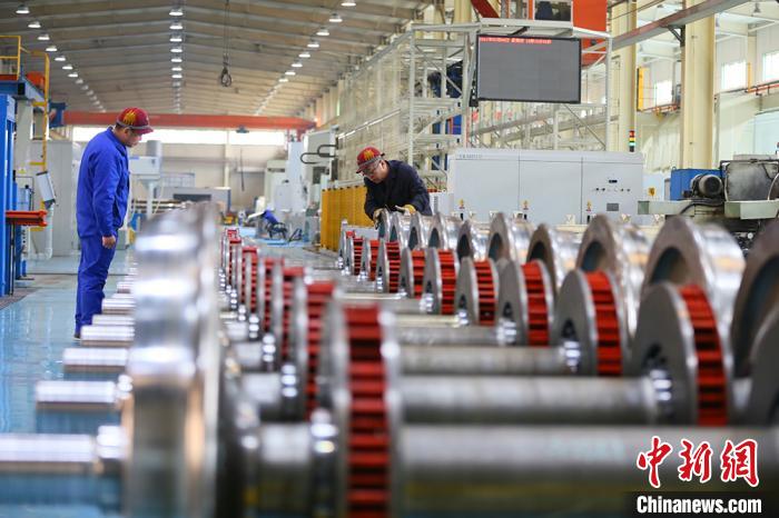 走近火车“4S店”的“医生”：毫米间“妙手治病” 护车行千里