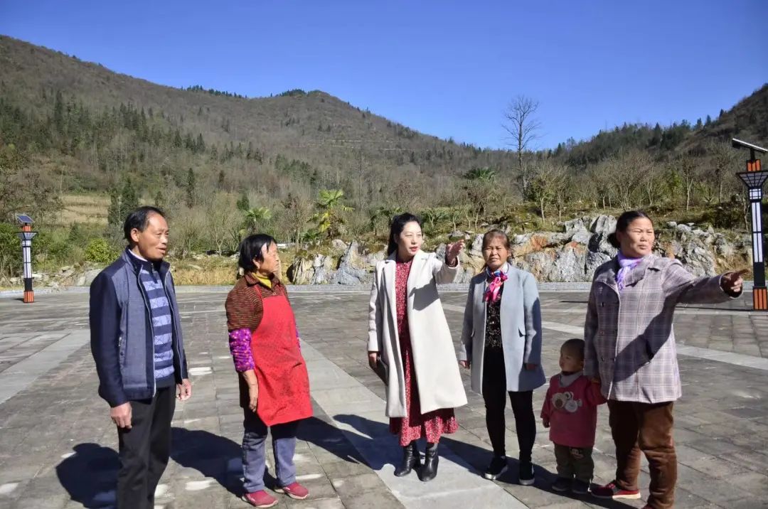 全国人大代表冉慧(中)走访调研。重庆市人大常委会供图